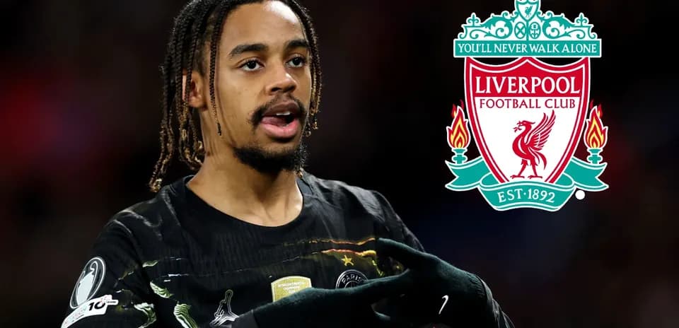 Futbolchi Liverpool logosi bilan maydonda