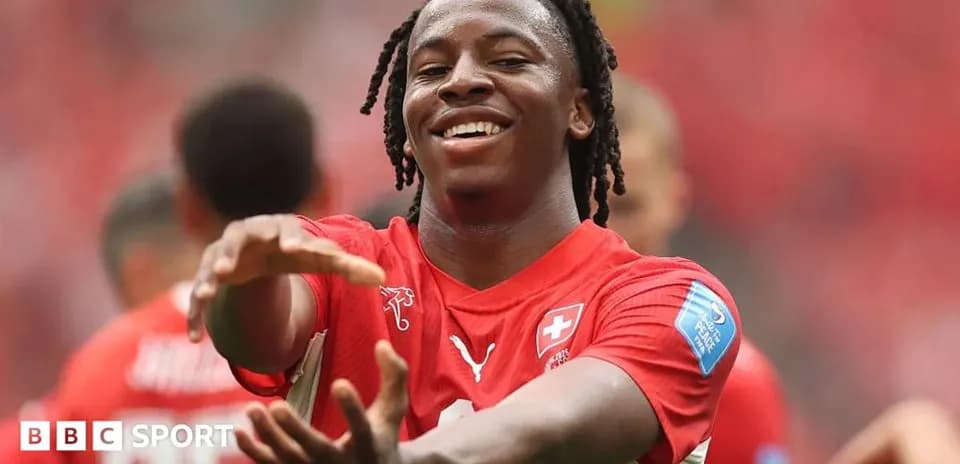 Futbolchi g'ayrat bilan qo'lni cho'zmoqda