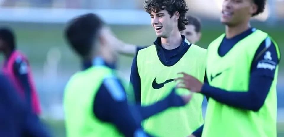 Futbolchilar mashg'ulotda bir-biri bilan o'ynayapti