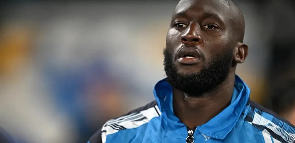 Futbolchi o'yin oldidan jamoa kiyimida