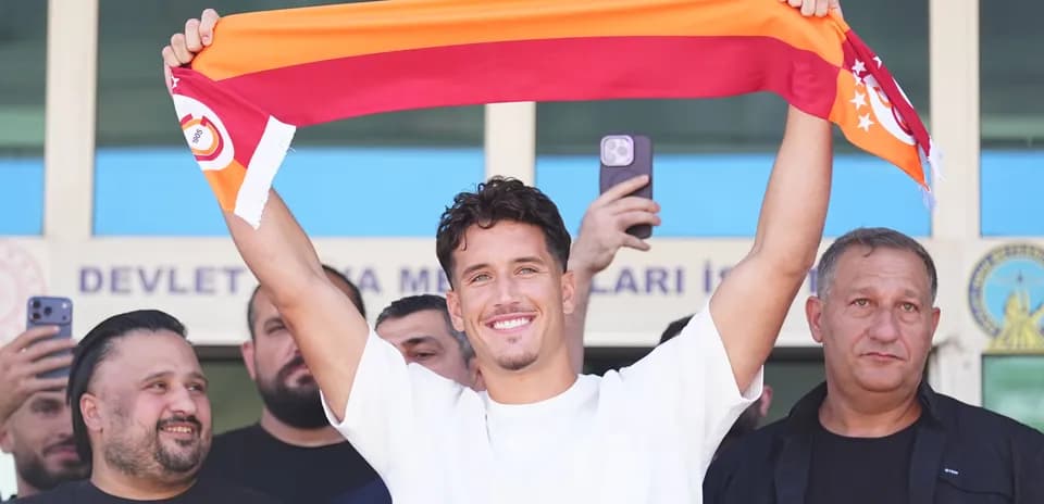 Futbolchi Galatasaray sharfini ushlab turibdi