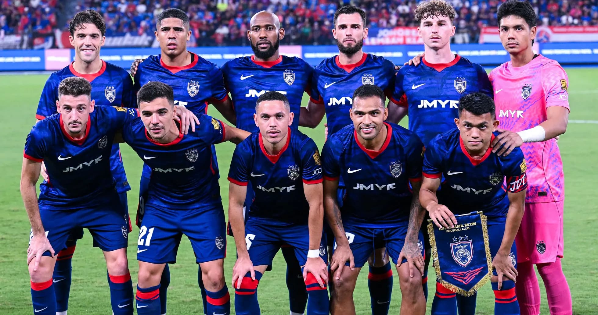 Johor Darul Ta'zim FC team posing for photo
