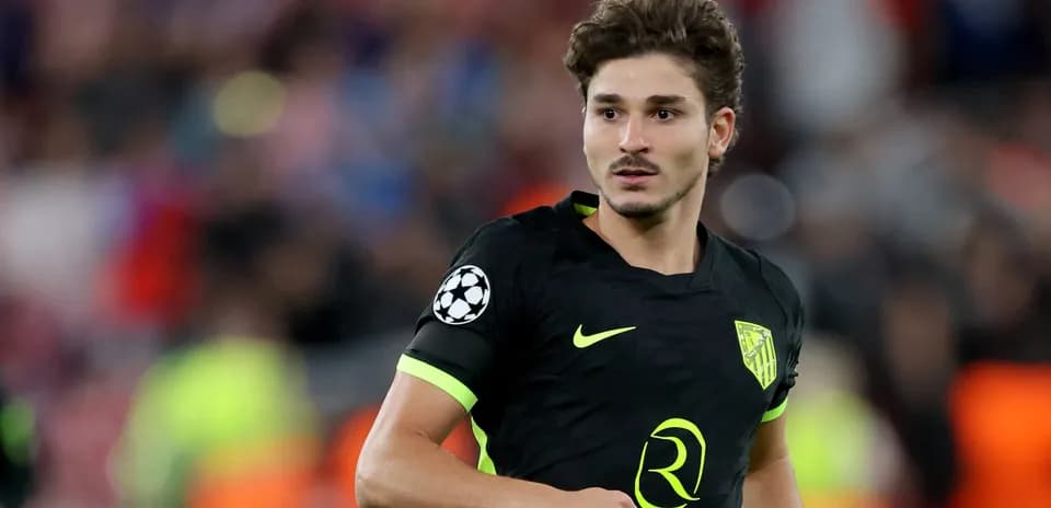 Futbolchi maydonda harakatda, UEFA logotipi bilan