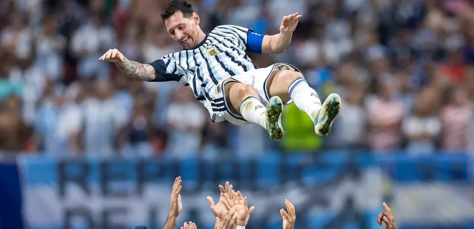 Futbolchi maydonda havoda uchayotgan