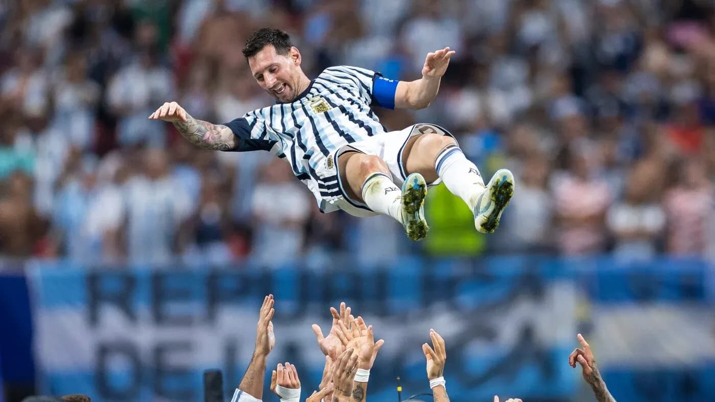 Futbolchi maydonda havoda uchayotgan