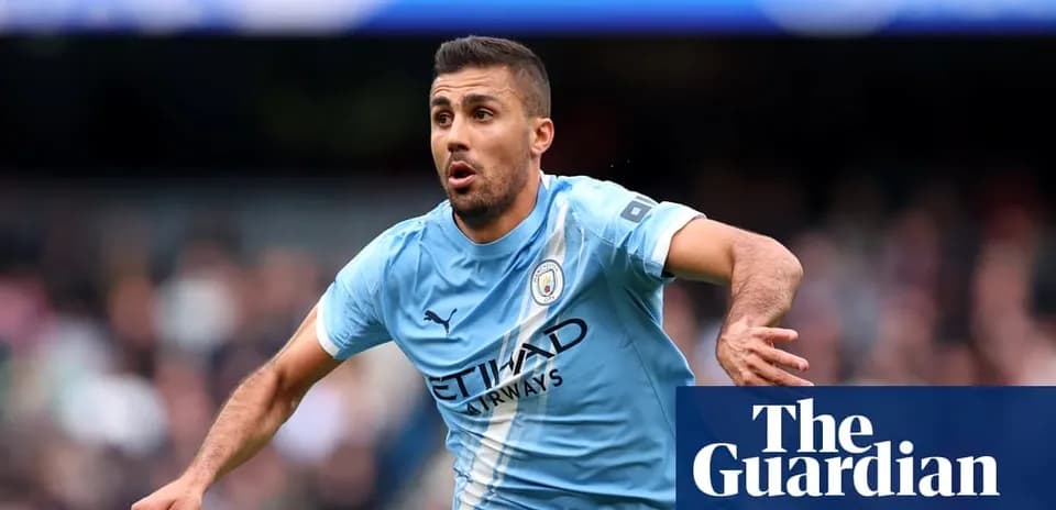 Futbolchi jamoasi maydonida harakatda