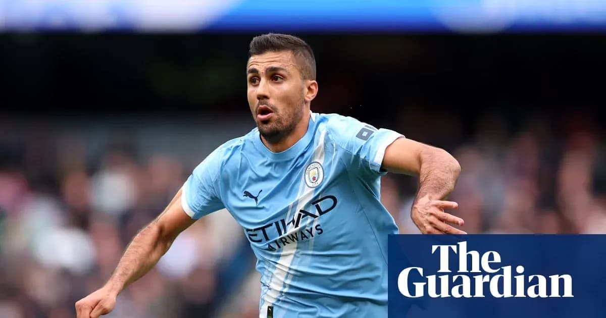 Futbolchi jamoasi maydonida harakatda