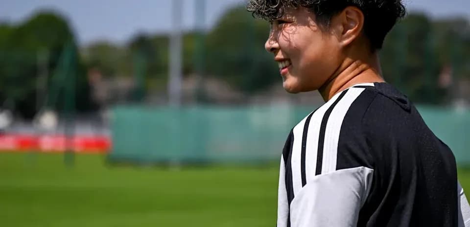 Futbolchi mashg'ulot maydonida orqaga qarab turibdi