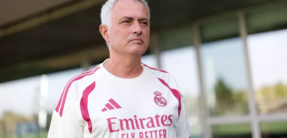 Murabbi Real Madrid futbol formasida turibdi