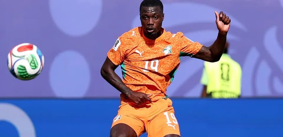 Futbolchi to'pni ushlab turib harakatda