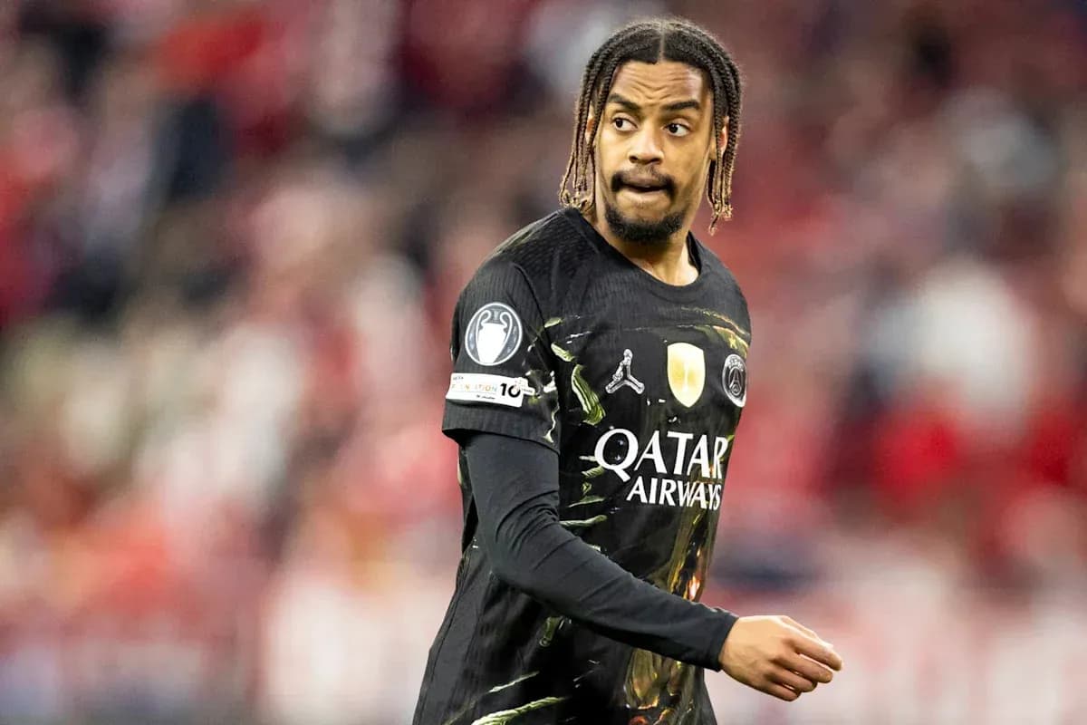 Futbolchi o'yin davomida harakatda