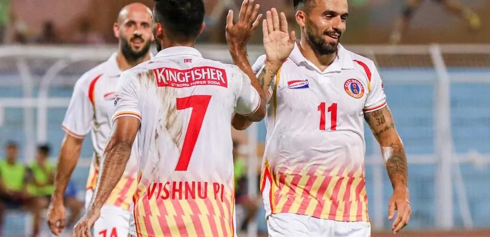 Futbolchilar gollarini nishonlayapti, raqiblar orqa fonda