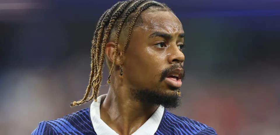 Futbolchi maydonda raqobatlashayotgan payt