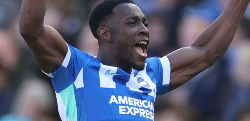 Futbolchi g'alaba bilan quvonayotgan holatda