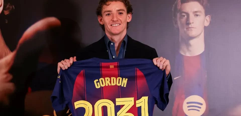 Futbolchi Gordon yangi formasini ushlab turibdi