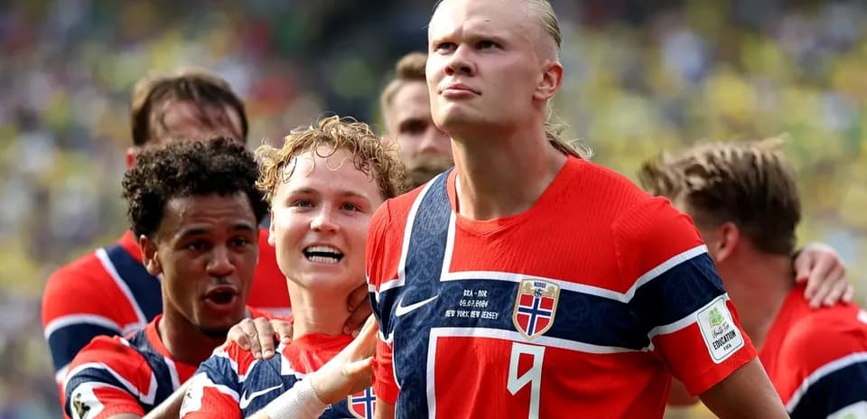 Norwegian players celebrating a goal during match