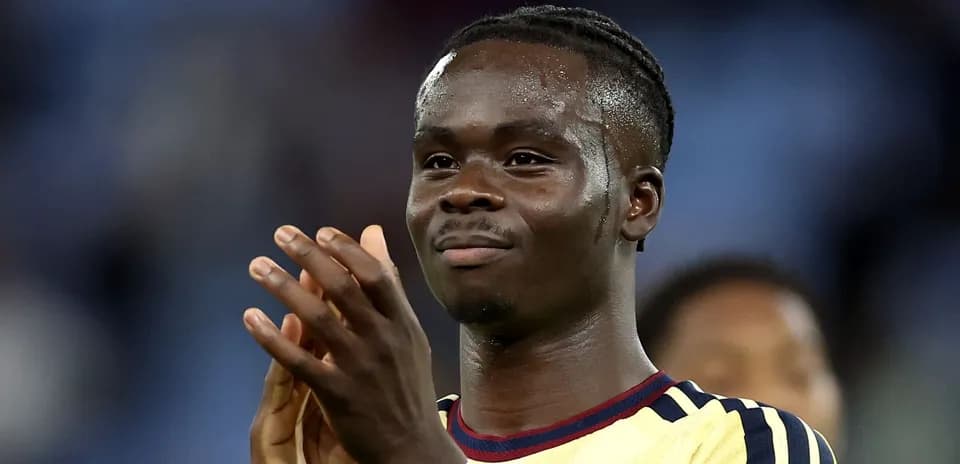 Futbolchi raqibga qaramay qo'llarini chalayapti
