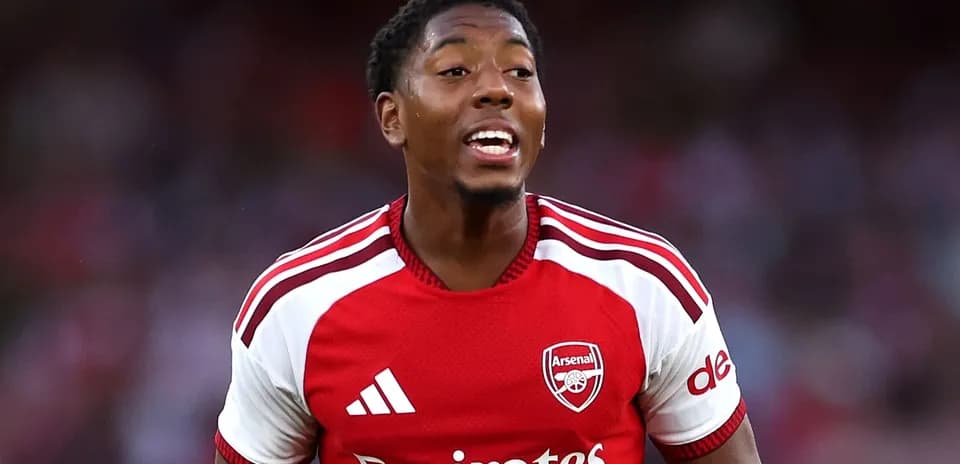 Futbolchi Arsenal formasida o'ynayotgan