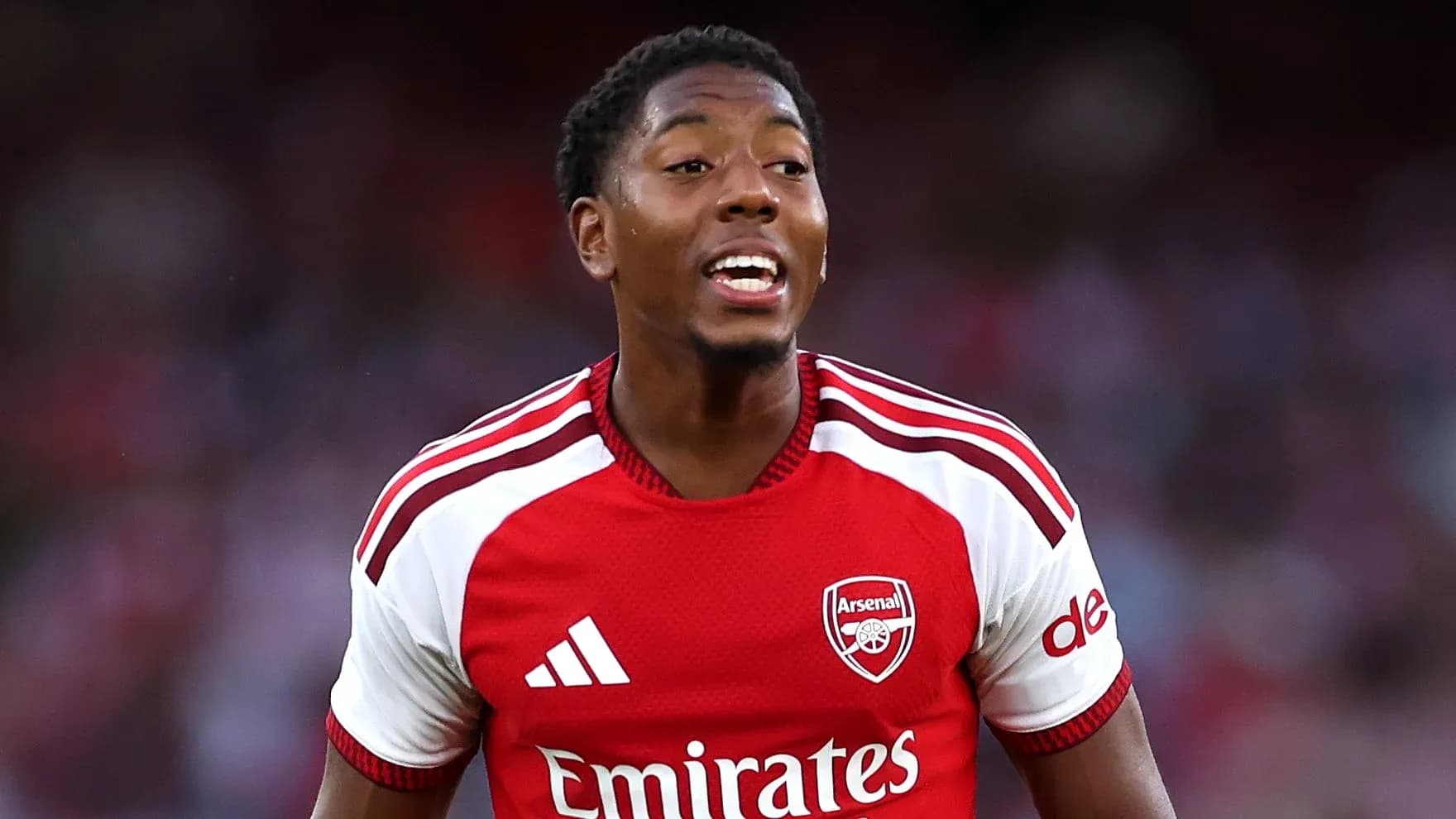 Futbolchi Arsenal formasida o'ynayotgan