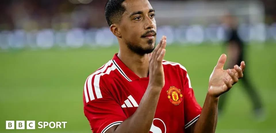 Futbolchi Manchester United formasida qo'l silkitmoqda
