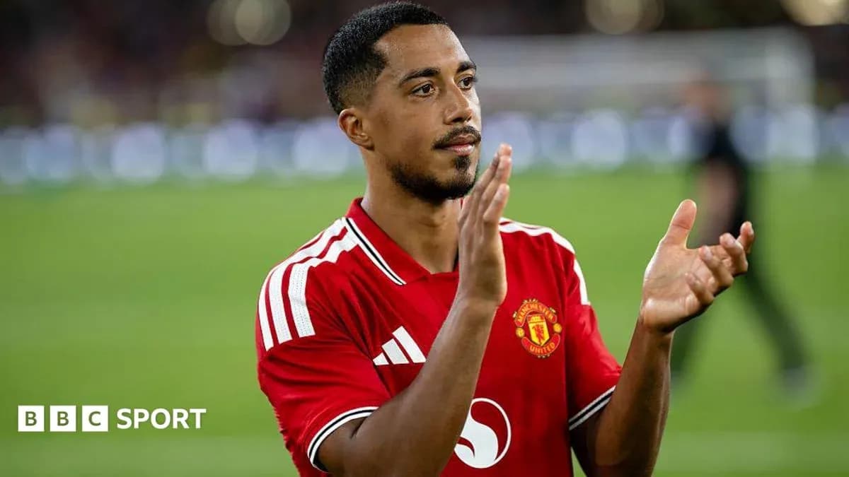 Futbolchi Manchester United formasida qo'l silkitmoqda