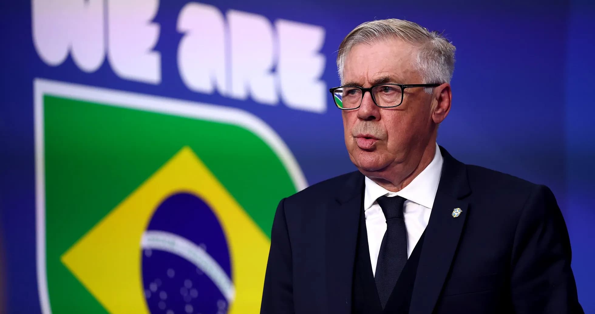 Braziliya futboli logosi ortasida erkak kishi