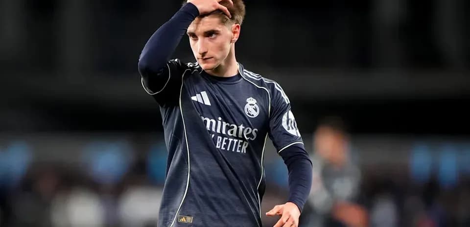 Futbolchi Real Madrid formasida maydonda yurmoqda