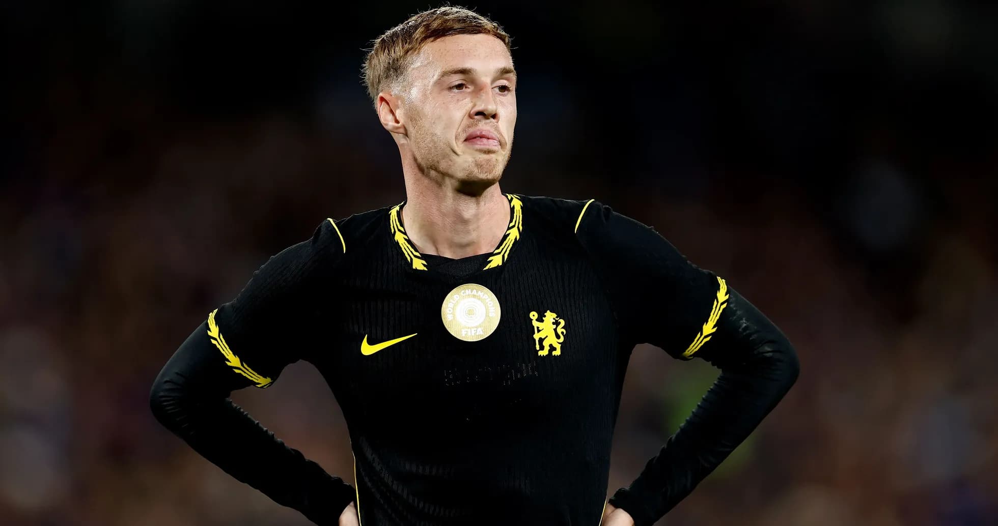Futbolchi Chelsea formasi bilan maydonda turgan