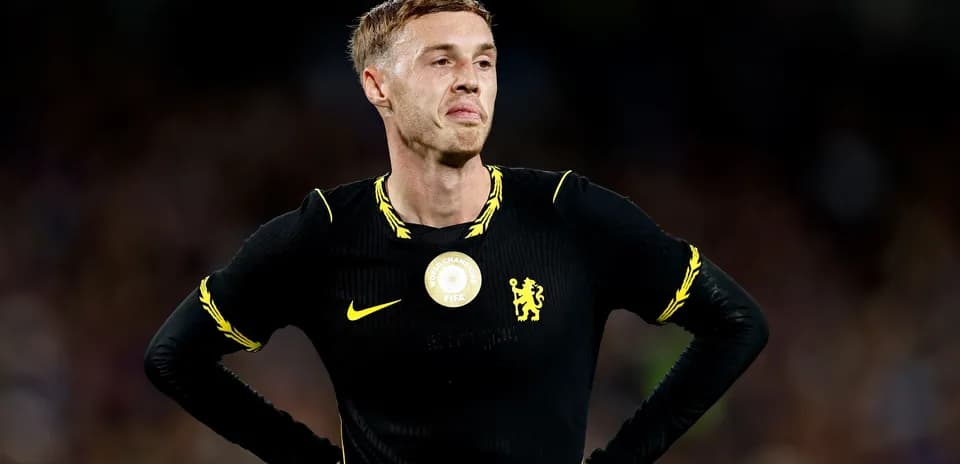 Futbolchi Chelsea formasi bilan maydonda turgan