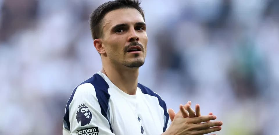 Futbolchi maydonda qo'llarini qarsak chalmoqda