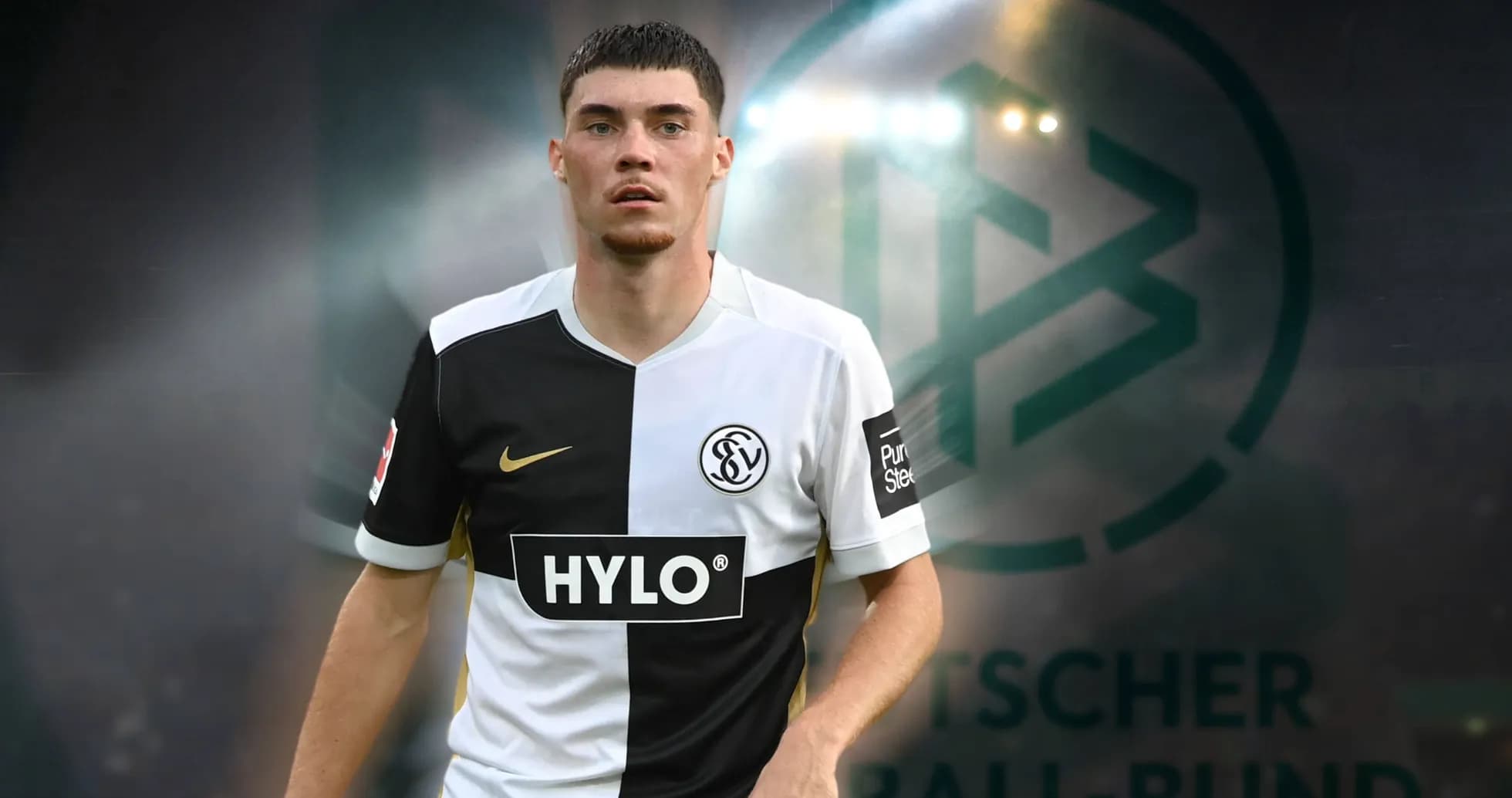 Futbolchi maydonda harakatda, qora va oq forma