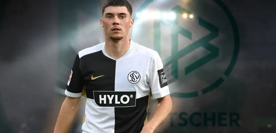 Futbolchi maydonda harakatda, qora va oq forma