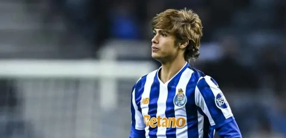 Futbolchi Porto formasida maydonda turibdi