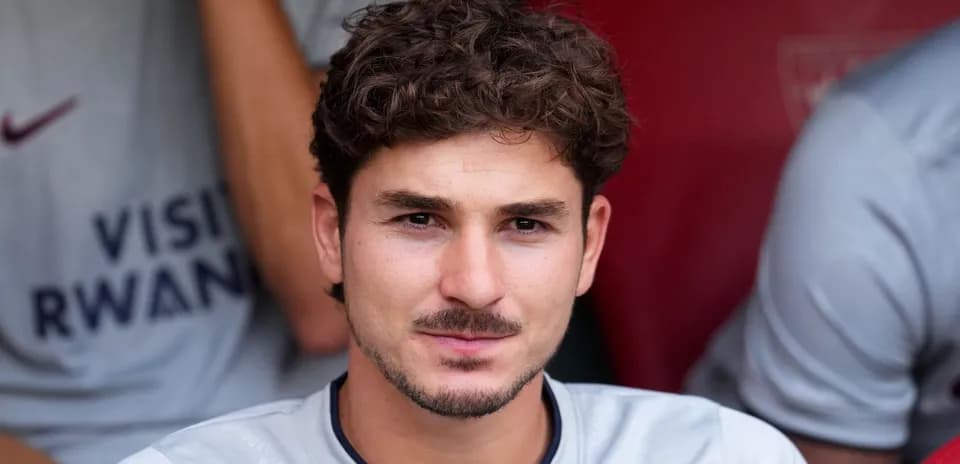 Futbolchi zaxirada o'tirgan holatda