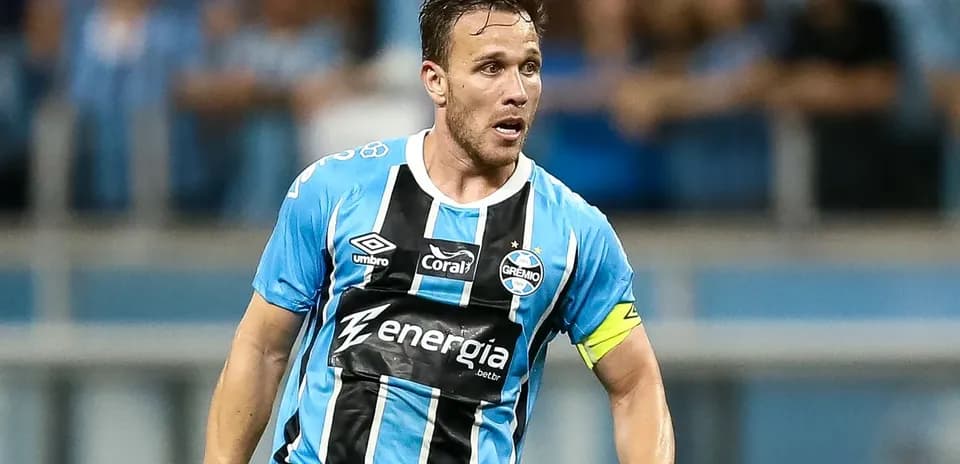 Futbolchi Gremio jamoasi formasida maydonda