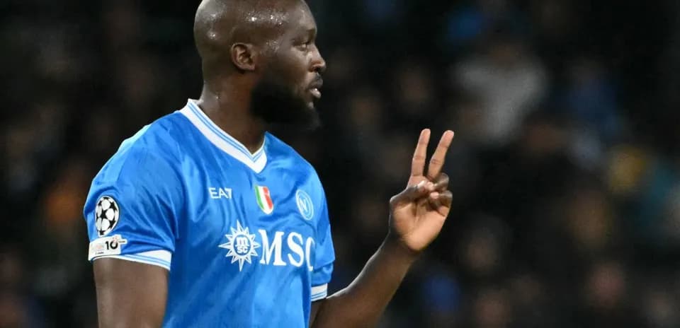 Futbolchi maydonda ikki barmoq bilan ishora qilmoqda