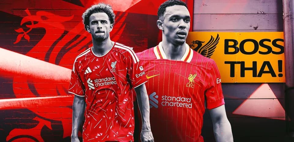 Ikkita futbolchi Liverpool formasi bilan, fon qizil
