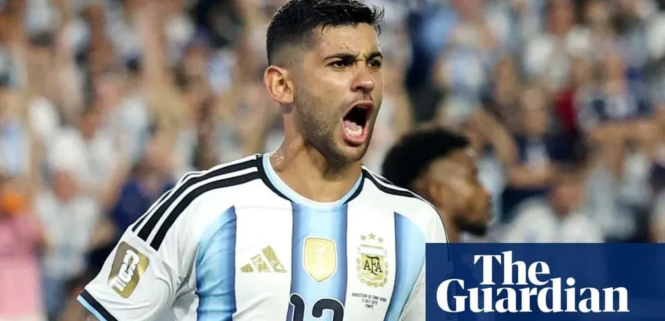 Futbolchi goli urishidan keyin nishonlaydi