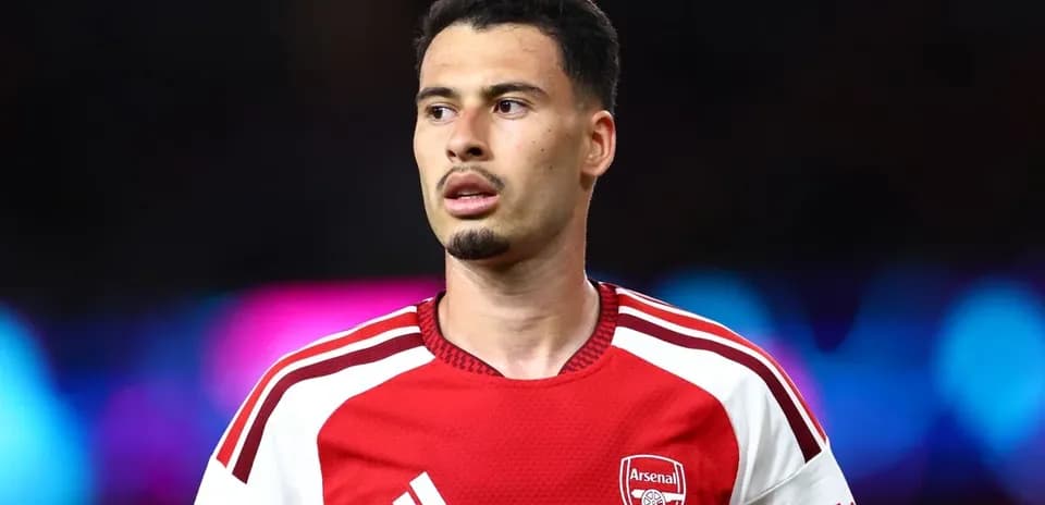Futbolchi Arsenal formasi bilan maydonda
