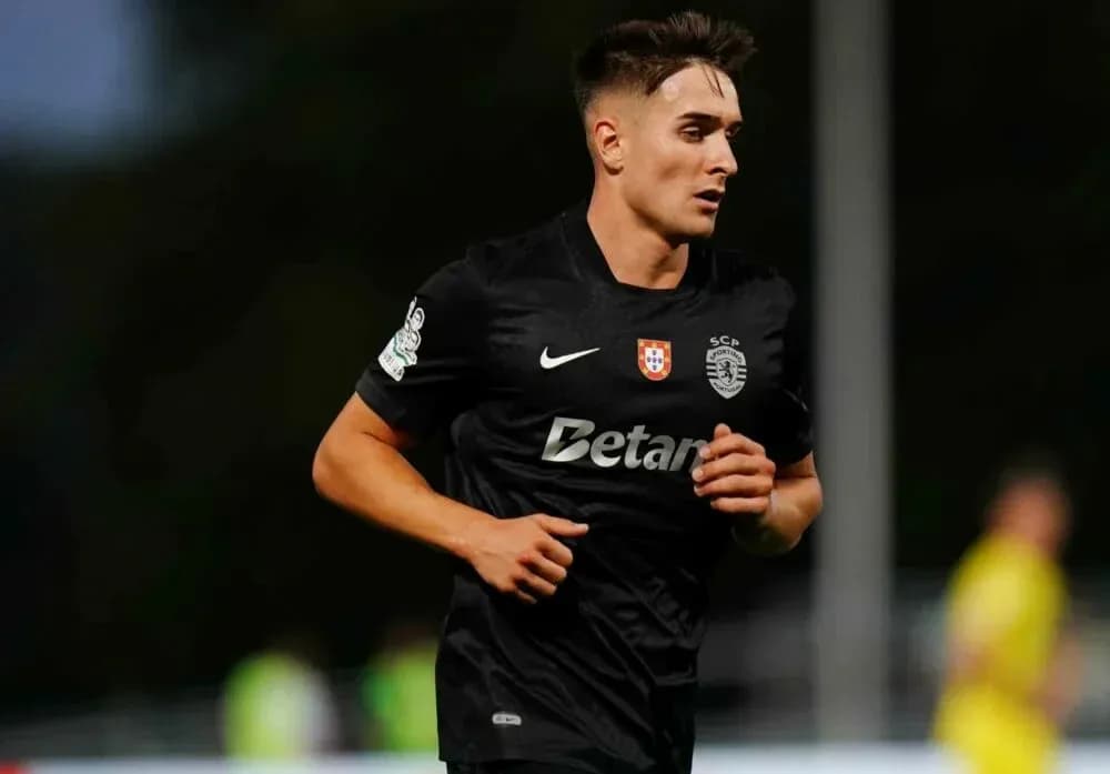 Futbolchi qora forma bilan maydonda yugurmoqda