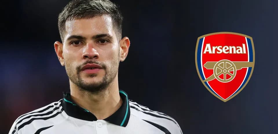 Futbolchi Arsenal logosi bilan yaqin reja