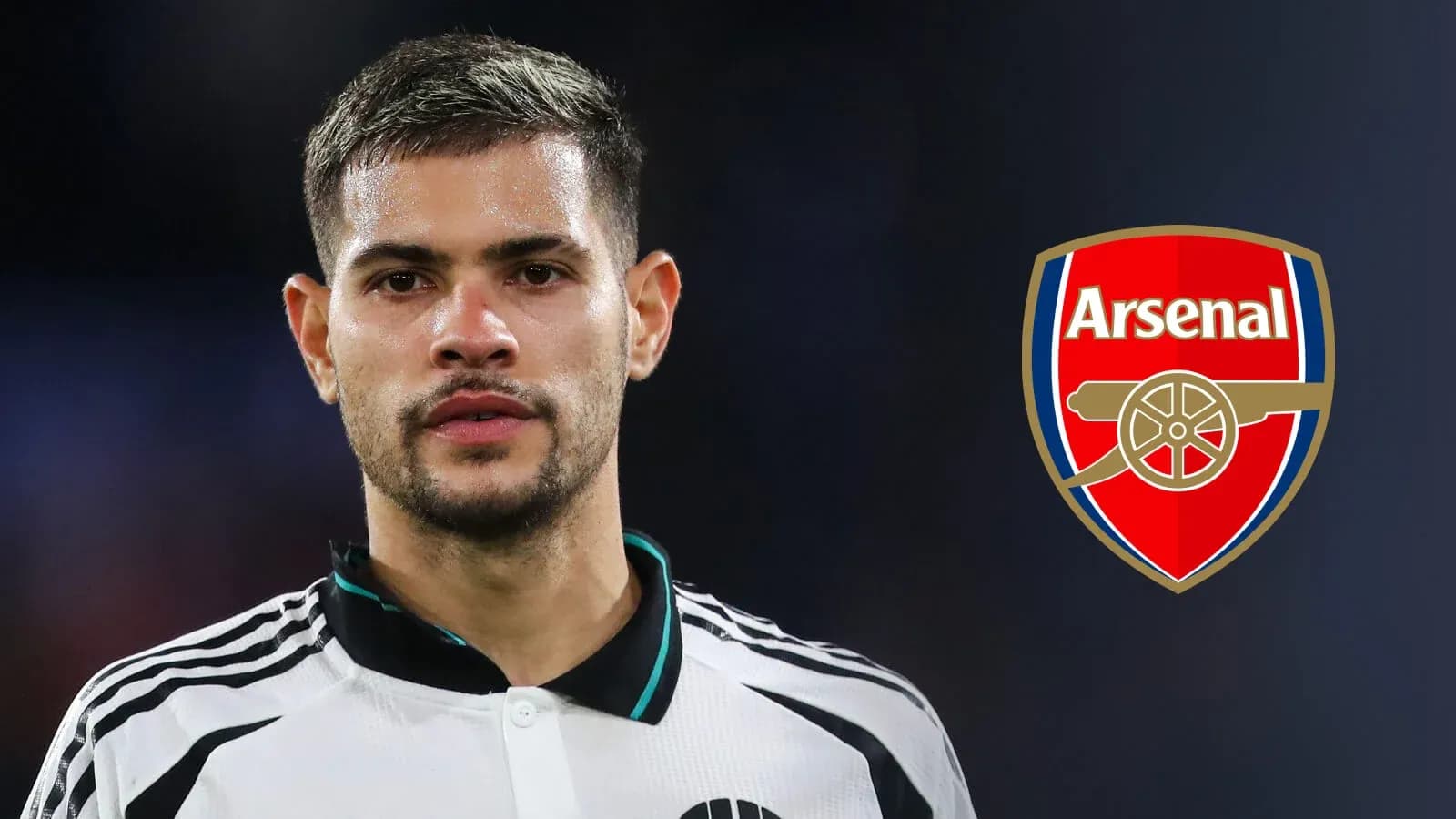 Futbolchi Arsenal logosi bilan yaqin reja