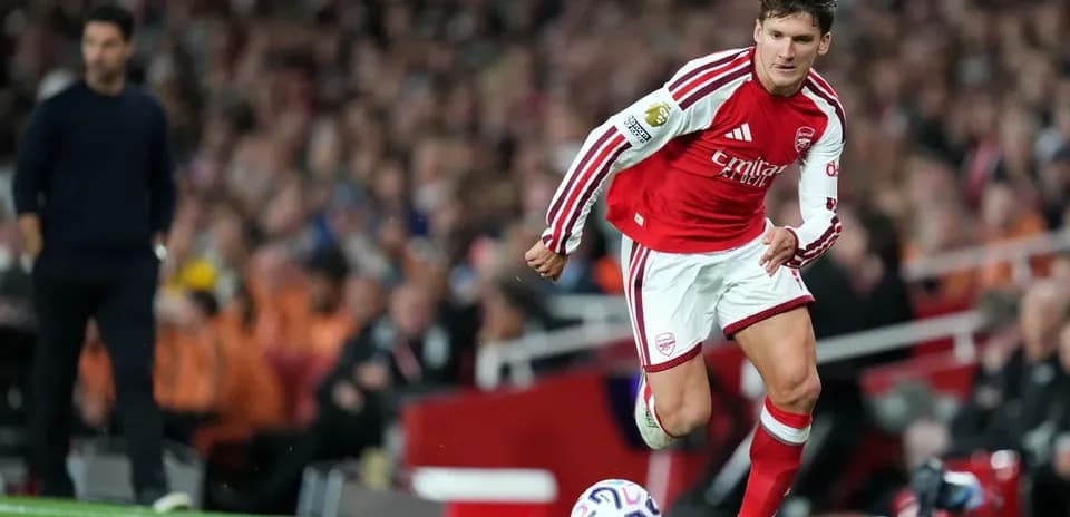 Futbolchi to'pni uzatishga harakat qilmoqda