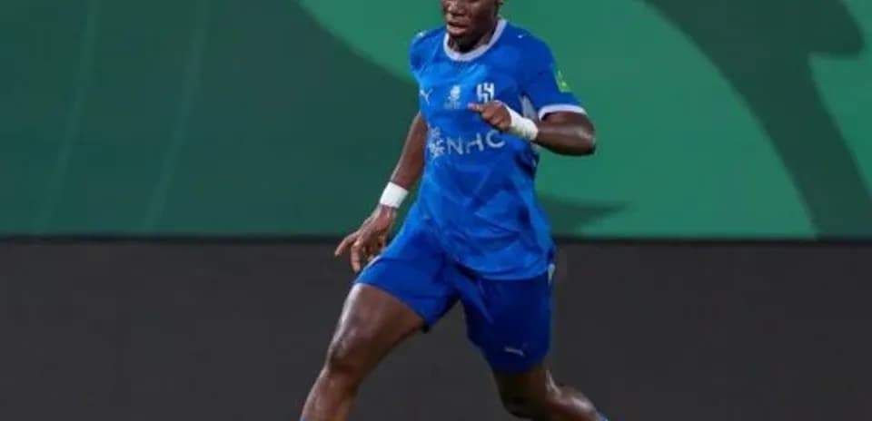 Futbolchi to'pni ushlab, maydon bo'ylab harakatlanmoqda