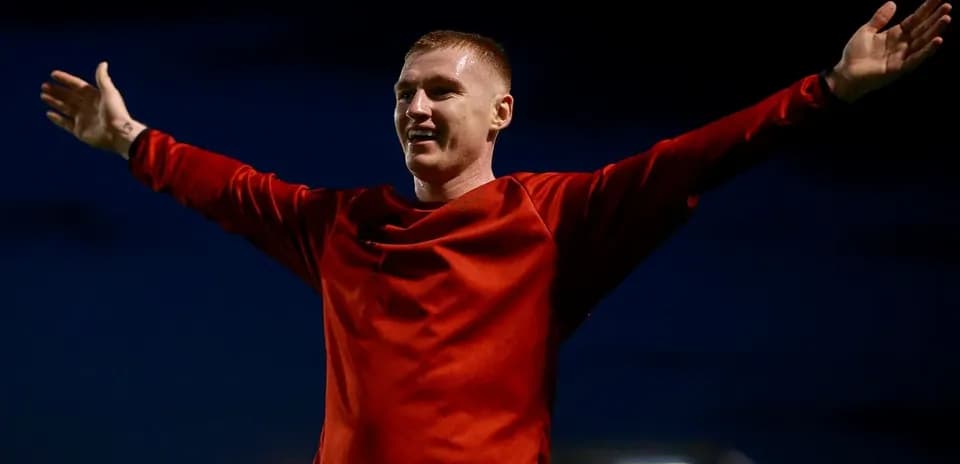 Futbolchi qo'llarini ochib turibdi