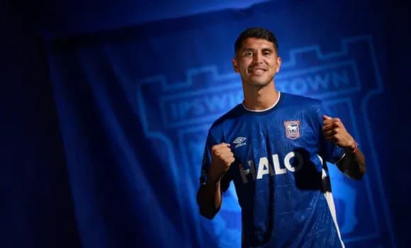 Futbolchi Ipswich Town formasida baxtiyor turibdi