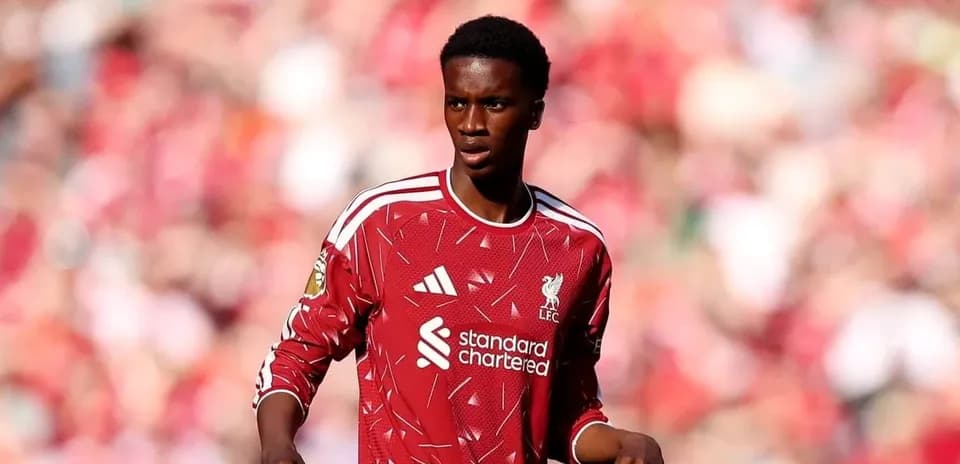Futbolchi o'yinda Liverpool formasida maydonda
