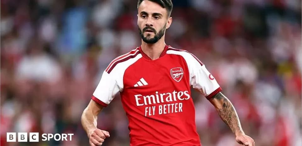 Futbolchi Arsenal formasi bilan maydonda harakatda