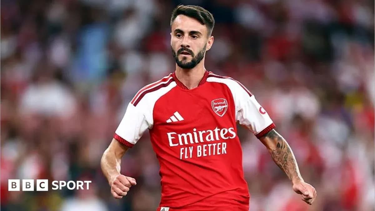 Futbolchi Arsenal formasi bilan maydonda harakatda