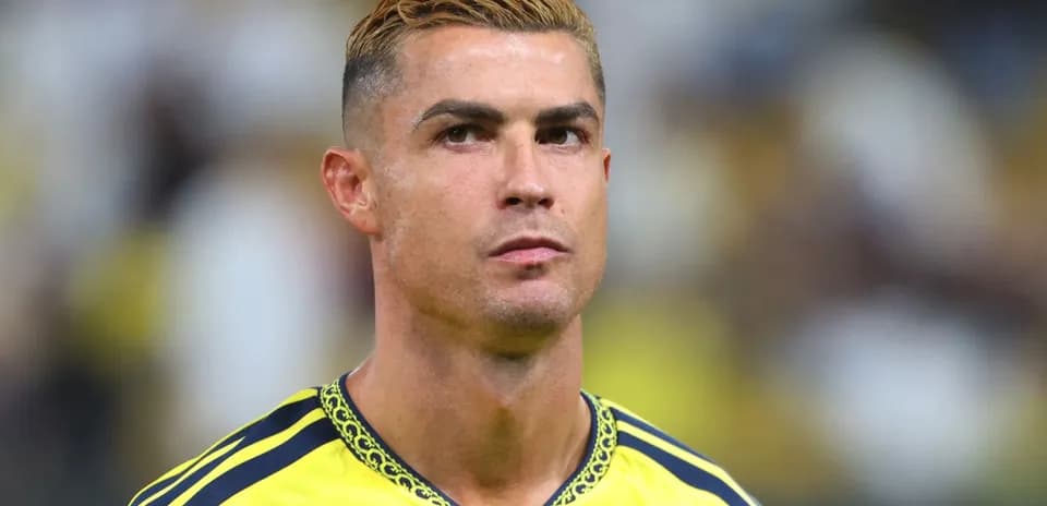 Futbolchi o'yin oldidan tayyorlanmoqda